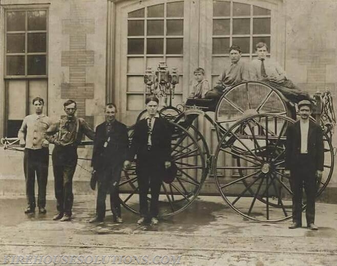 1905 Columbia Wagon Co platform spring hose carriage